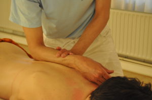 Stevige massage, door te masseren met de onderarm