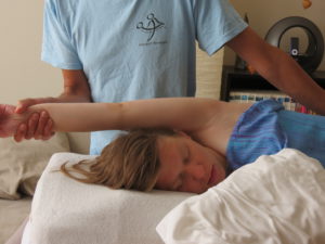 Streching maakt ruimte in je zwaar belaste lijf. Hier stretching van de arm.